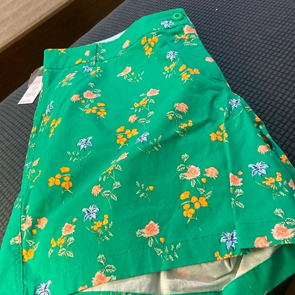 crown & ivy Pants - Plus size c&i floral green shorts